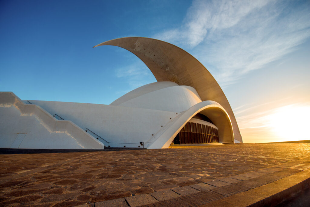 Das Auditorio de Tenerife bei Sonnenaufgang, moderne Architektur mit majestätischer Präsenz