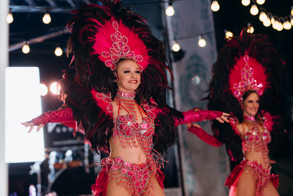 Strassenzauber: Tänzerinnen verzaubern mit Anmut im Rhythmus des Basses