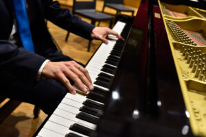 Konzert Pianist spielt auf grand Piano live Aufführung