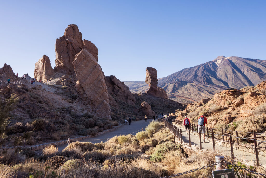Kosmische Landschaft mit Lavasteinen im Teide Nationalpark - Blick vom Gipfel